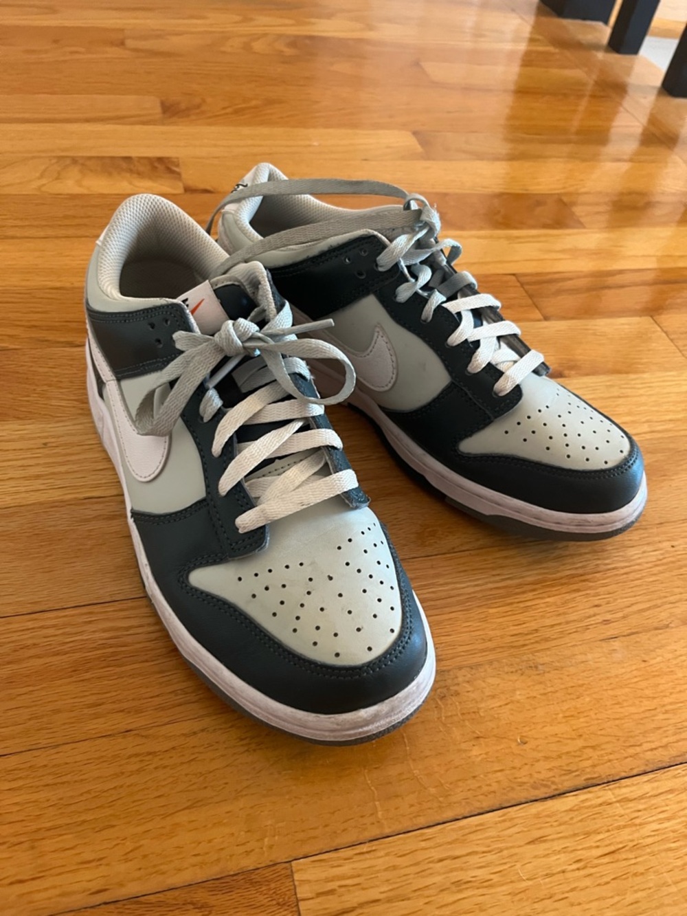 Nike Low-Top Sneakers in Light Gray and Dark Green-Gray